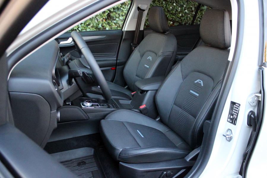 Интерьер Ford Focus Active 2018 года  (WW) (фото 38 из 43)